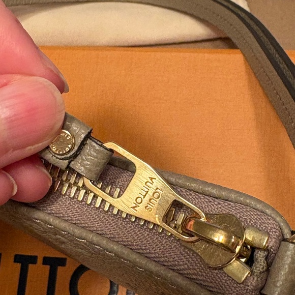 Louis Vuitton Easy Pouch on Strap Turtledove (greige) - Picture 10 of 13